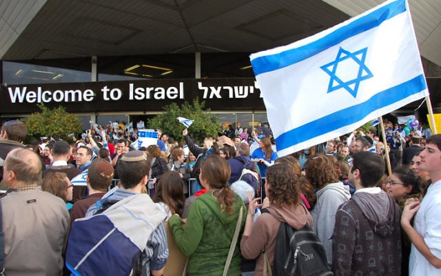 Illustrative. New olim are welcomed at Ben Gurion International Airport. (Rachael Cerrotti/Flash90)