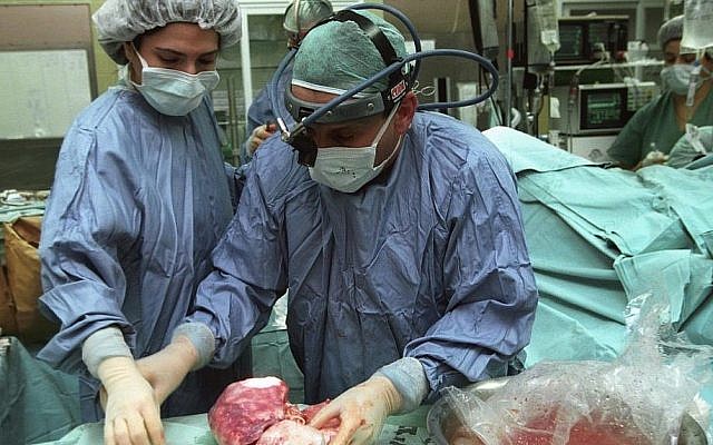 Illustrative: Doctors performing an organ transplant. (Flash90) Illustrative: Doctors performing an organ transplant. (Flash90)