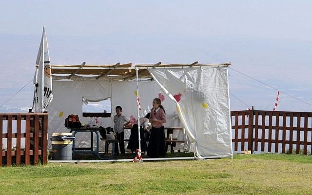 A sukkah on the edge of the Manara cliff near the northern Israeli city of Kiryat Shmona (photo credit: Shay Levy/Flash90)