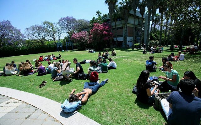 Israeli college students (photo credit: Moshe Shai/Flash90)