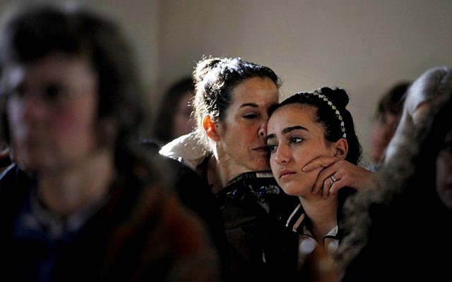 Mourning in Newtown (Photo: AP/David Goldman)