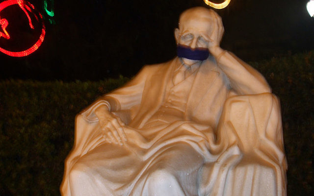 A clear statement about freedom of speech in Belarus: A statue of Kostis Palamas in Athens gagged. (Photo credit: Flickr, Konstantinos Koukopoulos CC-BY)