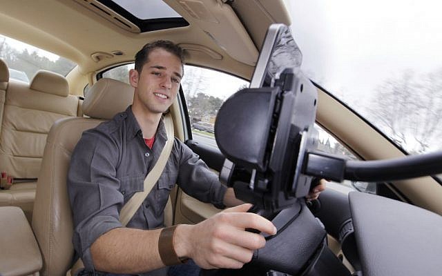 Waze at work in Menlo Park, California (photo credit: AP/Paul Sakuma)