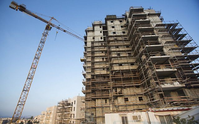 Illustrative photo of a Jerusalem construction site. (Yonatan Sindel/Flash90)