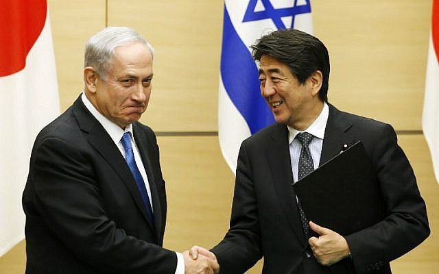 Prime Minister Benjamin Netanyahu (L) shakes hands with Japan's Prime Minister Shinzo Abe after they exchange documents during a signing ceremony at the prime minister's official residence in Tokyo on May 12, 2014 (Photo credit: AFP PHOTO/POOL /Toru Hanai)