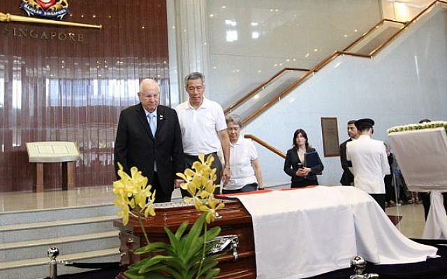 President Reuven Rivlin attends the funeral of Singapore's first prime minister, Lee Kuan Yew, accompanied by current Prime Minister Lee Hasien Loong. (photo credit: Courtesy Ministry of Communications and Information, Singapore) President Reuven Rivlin attends the funeral of Singapore's first prime minister, Lee Kuan Yew, accompanied by current Prime Minister Lee Hasien Loong. (photo credit: Courtesy Ministry of Communications and Information, Singapore)