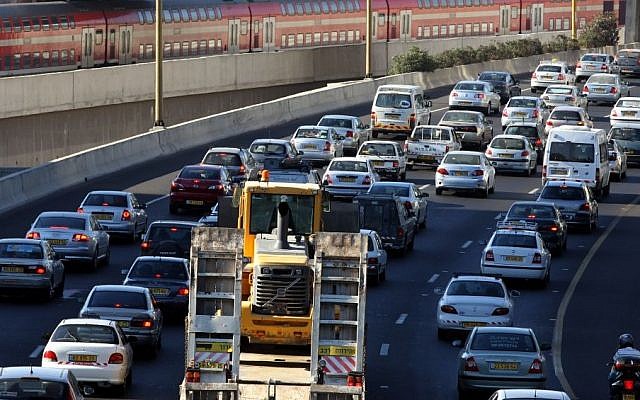 Illustrative photo of heavy traffic on the highway entering Tel Aviv. (Nati Shohat/Flash90)