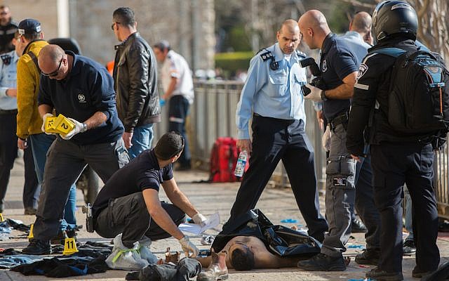 Israeli security personnel at the scene where two Palestinians carried out a stabbing attack near the Old City’s Jaffa Gate in Jerusalem, December 23, 2015. (Yonatan Sindel/Flash90)