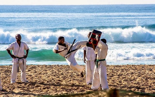 Karate at the beach (Pixabay)