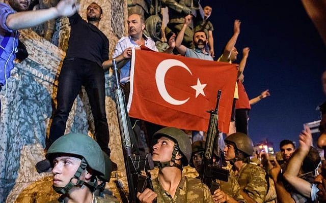 Turkish soldiers stand in Taksim Square in Istanbul as people protest against the military coup on July 16, 2016. ( AFP PHOTO/OZAN KOSE) Turkish soldiers stand in Taksim Square in Istanbul as people protest against the military coup on July 16, 2016. ( AFP PHOTO/OZAN KOSE)