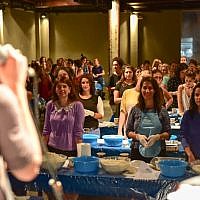 White City Shabbat's co director Deborah Danan welcomes 400 women to the Great Challah Bake of 2016 in Tel Aviv