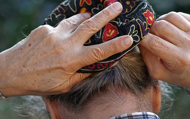Putting on a yarmulka (Illustrative photo via iStock)