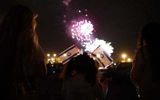 Israelis watch fireworks in the sky over Mount Herzl at the end of Israel's Memorial Day and at the start of Israel's 69th Independence Day celebrations, in Jerusalem, late on May 1, 2017. (AFP PHOTO / MENAHEM KAHANA) Israelis watch fireworks in the sky over Mount Herzl at the end of Israel's Memorial Day and at the start of Israel's 69th Independence Day celebrations, in Jerusalem, late on May 1, 2017. (AFP PHOTO / MENAHEM KAHANA)