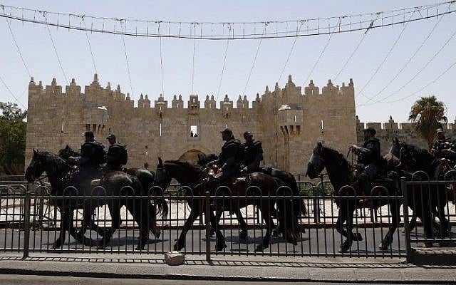 Israeli mounted police patrol outside Damascus Gate in Jerusalem's Old City on July 28, 2017. (Jack GUEZ / AFP) Israeli mounted police patrol outside Damascus Gate in Jerusalem's Old City on July 28, 2017. (Jack GUEZ / AFP)