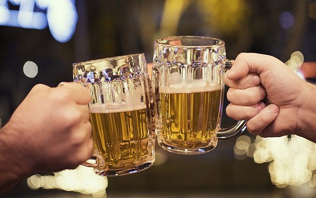 Beers and friendship (Illustrative image via iStock)