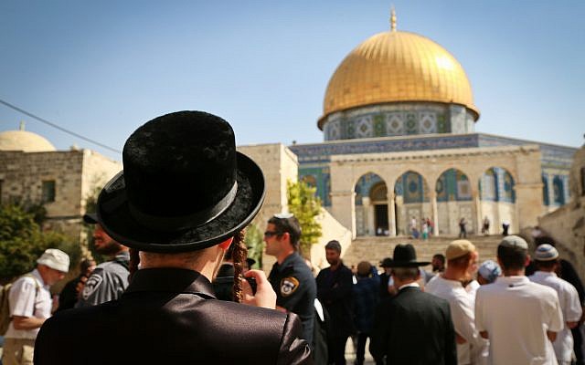 Jews visit the Temple Mount during the holiday of Sukkot, October 8, 2017. (Yaakov Lederman/Flash90) Jews visit the Temple Mount during the holiday of Sukkot, October 8, 2017. (Yaakov Lederman/Flash90)