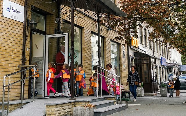 Children entering the Halom Jewish Community Center in Kiev, Ukraine, September 8, 2017. (Cnaan Liphshiz/JTA)