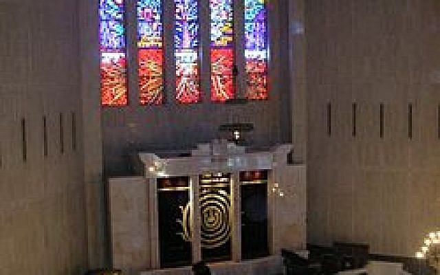 Stained glass windows in Jerusalem's Great Synagogue. (Wikipedia, Hebrew)