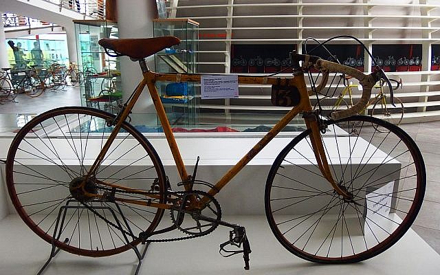 The 4-speed bicycle Gino Bartali rode to victory in the general classification of the 1938 Tour de France (Cc via Wikipedia) The 4-speed bicycle Gino Bartali rode to victory in the general classification of the 1938 Tour de France (Cc via Wikipedia)