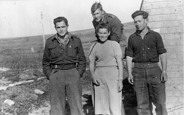 Haim Gouri (left) in the Palmach in 1949. (Palmach Archive/Public Domain)