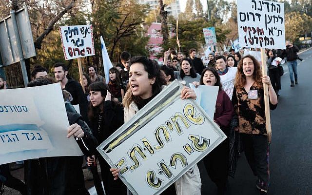 Illustrative: Students and teachers from Seminar Ha'kibbutzim protest against the deportation of African asylum seekers, in Tel Aviv, January 24, 2018. (Tomer Neuberg/ FLASH90)