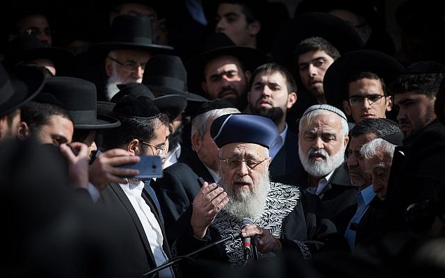 Israel's Sephardi Chief Rabbi Yitzhak Yosef speaking at the funeral of Rabbi Yehoshua Maman in Jerusalem, Jan. 14, 2018. (Yonatan Sindel/Flash90)