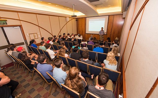 Speaking to Onward Israel participants. Source: http://www.assafluxembourg.com
