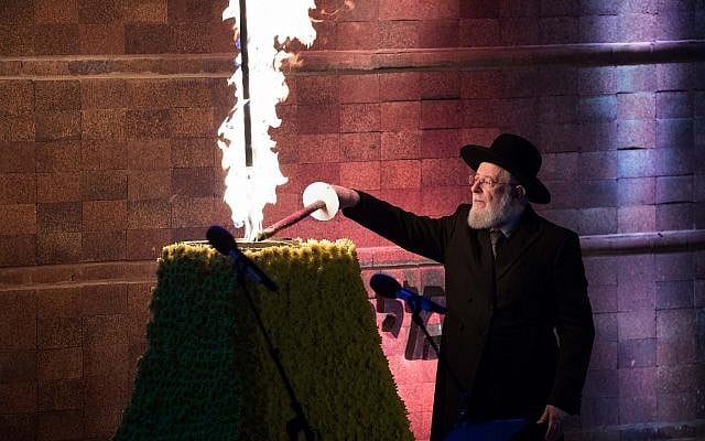 Holocaust survivor and former Israeli chief rabbi Yisrael Meir Lau lights a torch at a ceremony at the Yad Vashem Holocaust Memorial Museum in Jerusalem, as Israel marks Holocaust Remembrance Day,April 11, 2018 (Yonatan Sindel/Flash90)