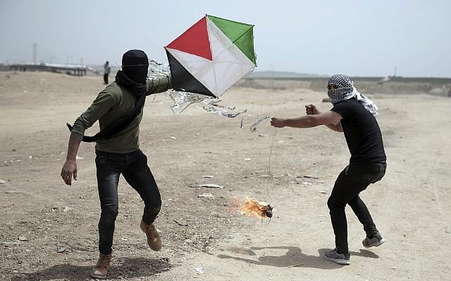 Palestinian protesters fly a kite with a burning rag dangling from its tail to during a protest at the Gaza Strip's border with Israel, April 20, 2018. (AP Photo/ Khalil Hamra) Palestinian protesters fly a kite with a burning rag dangling from its tail to during a protest at the Gaza Strip's border with Israel, April 20, 2018. (AP Photo/ Khalil Hamra)