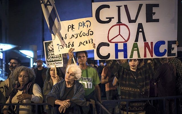 Activists demonstrate in central Jerusalem, against the escalation of violence, calling for a peaceful solution with the Palestinians, October 10, 2015. (Hadas Parush/Flash90)