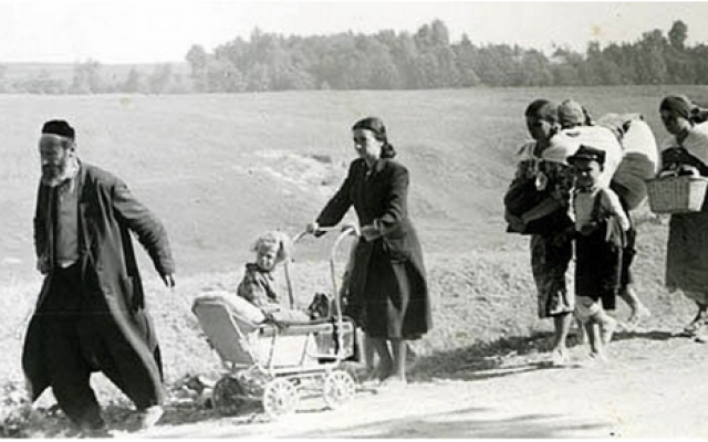 Jewish refugees fleeing areas conquered by the Arab Legion in 1948. Some 3,000 Jews fled East Jerusalem.