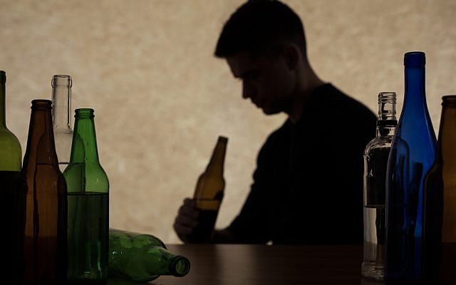 Illustrative. Adolescent drinking beer. (iStock)
