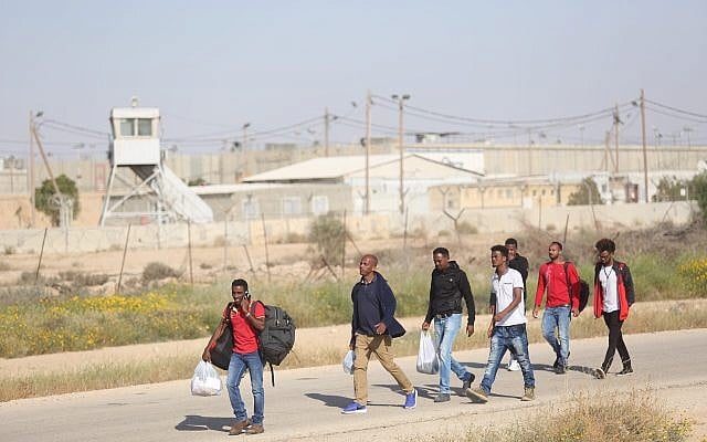 African asylum seekers leaving the Saharonim prison in southern Israel where they had been imprisoned due to their refusal to leave the country, April 15, 2018. (Hadas Parush/Flash90)