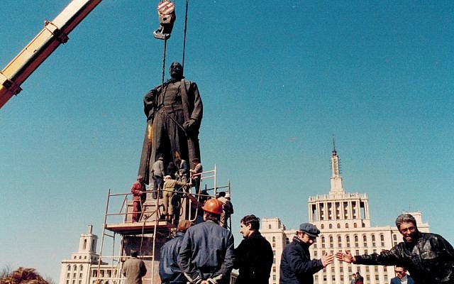Romania crowd removes statue of Lenin, 1990 (Dan Perry photo)