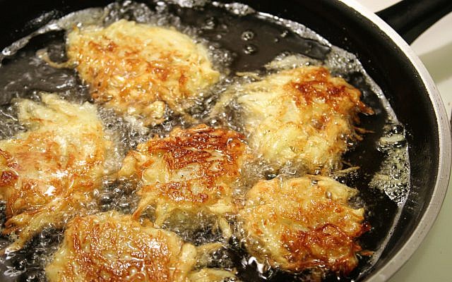 Illustrative. Sizzling potato latkes for Hanukah, frying in oil. (iStock)