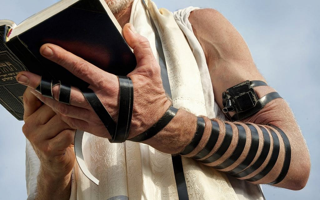 Man engaged in Jewish prayer (illustrative / iStock)