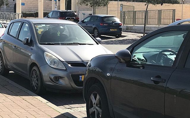 Kissing cars