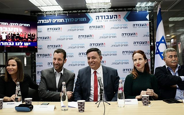 Avi Gabbay, leader of the Labor Party (C), with Labor party parliament members (R-L) Amir Peretz, Stav Shaffir, Itzik Shmuli and Shelly Yachimovich at a party meeting in Tel Aviv on February 13, 2019. (Tomer Neuberg/Flash90)
