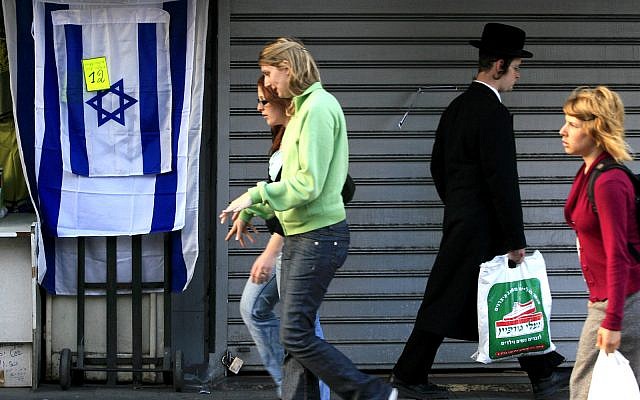 Israelis walk past Israeli flags in Jerusalem on April 30, 2008 (Olivier Fitoussi /FLASH90)