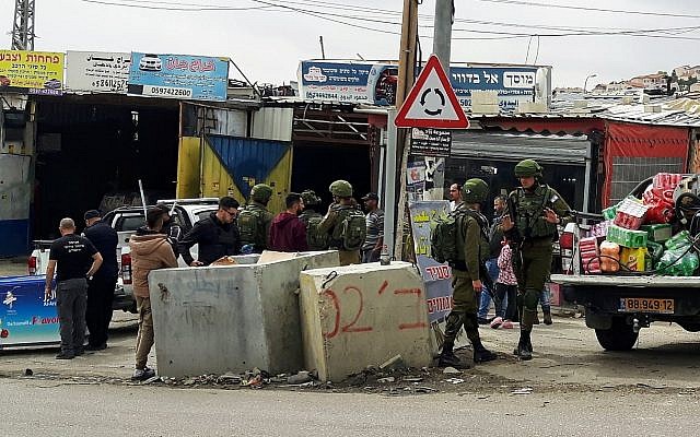 Jerusalem municipality raid on Hizma grocery shop, April 16, 2019