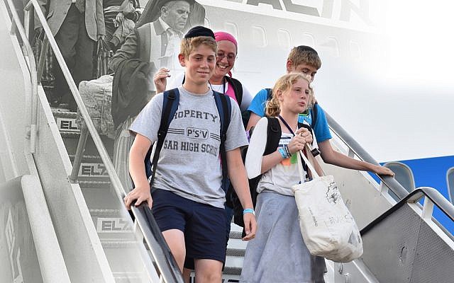 Photo montage: Operation Exodus 1992, Zion Ozeri/The Jewish Lens and Aliyah 2018, Sasson Tiram/Nefesh B’Nefesh