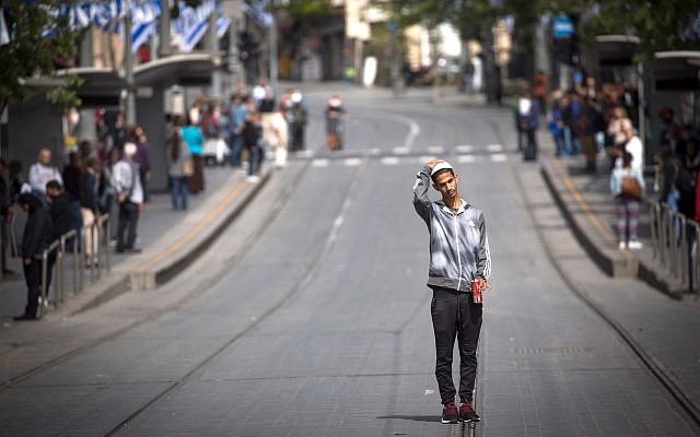 People stand still on Jaffa Road in Jerusalem as a two-minute siren is sounded across Israel to mark Holocaust Remembrance Day on April 12, 2018. (Yonatan Sindel/Flash90) People stand still on Jaffa Road in Jerusalem as a two-minute siren is sounded across Israel to mark Holocaust Remembrance Day on April 12, 2018. (Yonatan Sindel/Flash90)