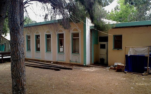 The Moshav's synagogue's exterior - Wikipedia