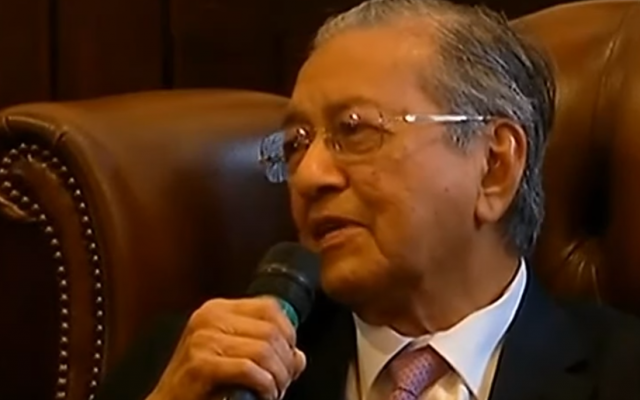 Mahathir Mohamad speaking at Cambridge Union
