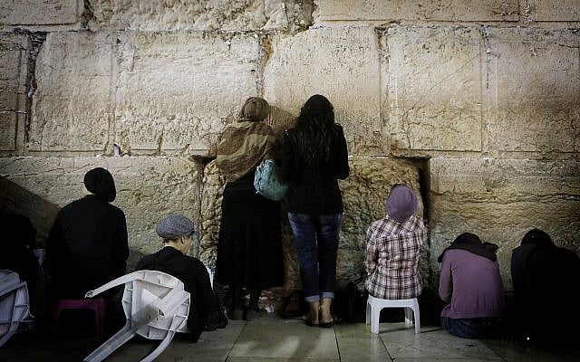 Illustrative. Orthdox Jewish women pray at the Western Wall on Tisha B'Av, in the Old City of Jerusalem, early morning July 16, 2013. (Miriam Alster / Flash90/File) Illustrative. Orthdox Jewish women pray at the Western Wall on Tisha B'Av, in the Old City of Jerusalem, early morning July 16, 2013. (Miriam Alster / Flash90/File)