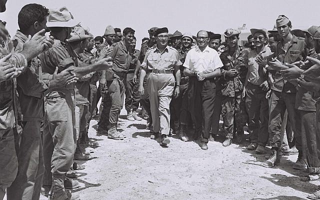 Cheering reserve soldiers greet Prime Minister Levi Eshkol and Minister Menachem Begin in Sinai. (Government Press Office)