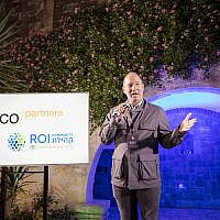Elie Wurtman greets the audience