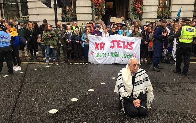 Rabbi Jeffrey Newman before his arrest, at ths Protest in the City, London. Extinction Rebellion’s October Rebellion, London, 2019.
(XR via Jewish News)