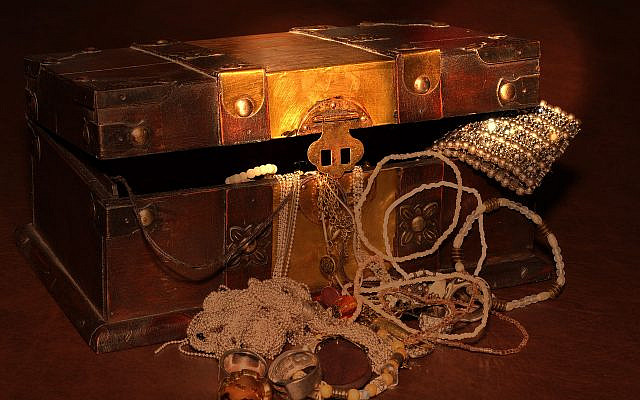 Illustrative image of a treasure chest. (Public Domain, Pezibear/ Pixabay)