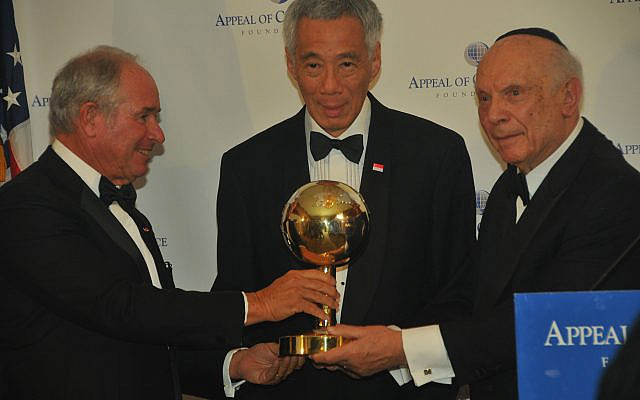 Stephen Schwarzman (left) and Rabbi Arthur Schneier present award to Singapore Prime Minister Lee Hsien Loong. Stephen Schwarzman (left) and Rabbi Arthur Schneier present award to Singapore Prime Minister Lee Hsien Loong.